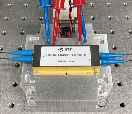 NTT先端集積デバイス研究所が作製した光パラメトリック増幅器（提供：理化学研究所）