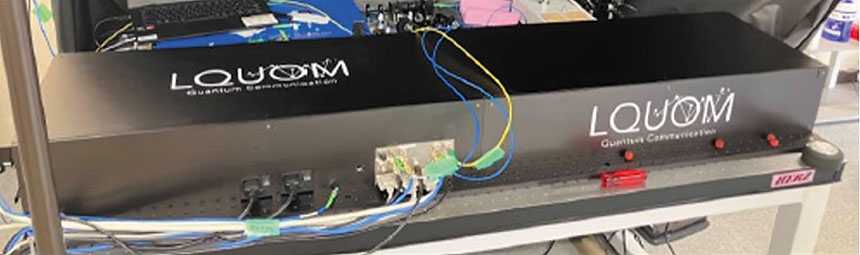 実証実験に使用したLQUOM製「共振器内蔵型量子光源 LQPS-100」