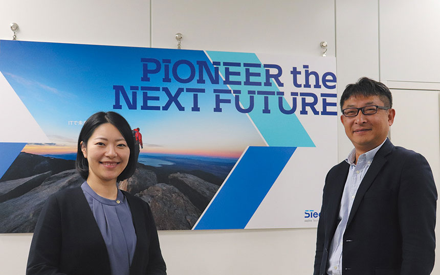 双日テックイノベーション（STech I） ネットワークインテグレーション事業本部 事業推進部 二課の上條優子氏（左）と、ネットスカウトシステムズ サービスプロバイダーセールス SEディレクター&セキュリティエバンジェリストの佐々木崇氏