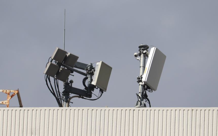 銀座エリアに設置した7GHz帯基地局のプロトタイプ（右）。左は3.9GHz帯基地局 