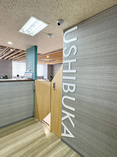 防犯用と利用状況監視も兼ねるセキュリティカメラ（天井）も施設内各所に配置。LANやスマートロックと同じ管理システムで映像を確認できる