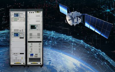 アンリツのNew Radio RF コンフォーマンステストシステム「ME7873NR」のラックと、地球上空を周回する通信衛星を組み合わせて表現したイメージ。5G NR NTN向け試験・測定を象徴するビジュアル。