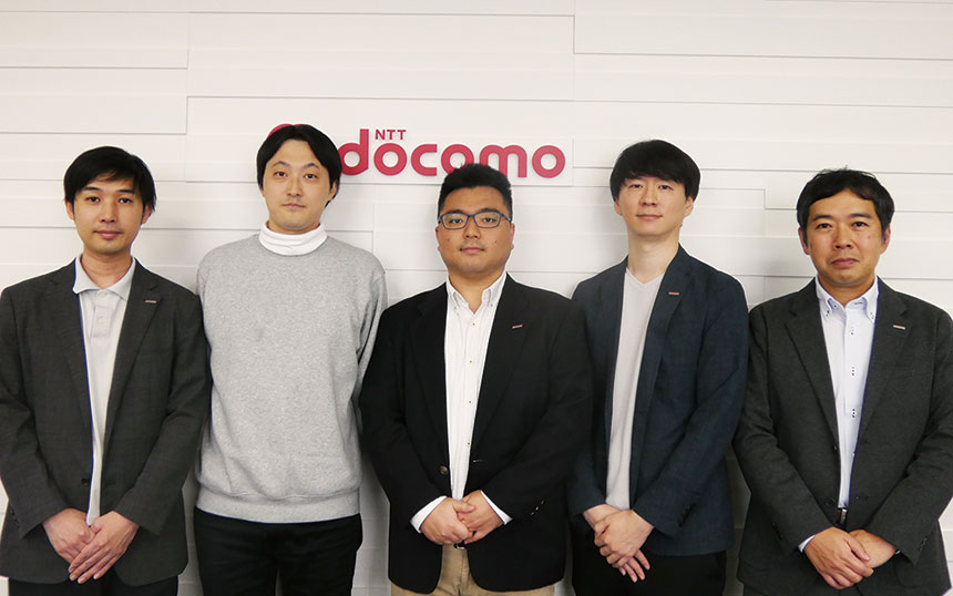 （右から）NTTドコモ サービスイノベーション部 担当課長 加藤剛志氏、Principal Data Scientist 宮木健一郎氏、橋本雅人氏、データプラットフォーム部 主査 鈴木明作氏、クロステック開発部主査 福島悠介氏