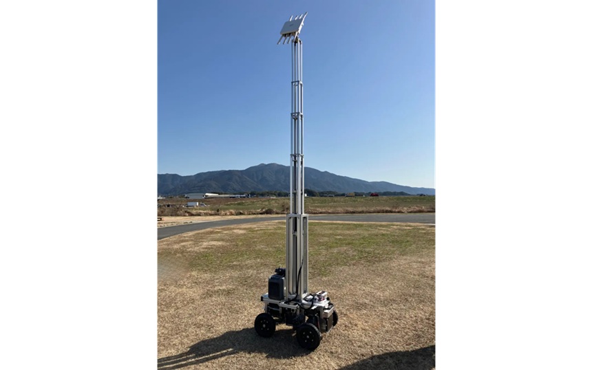 PicoCELAが「伸縮ポール型モビリティ」による次世代基地局実証、通信の死角解消へ