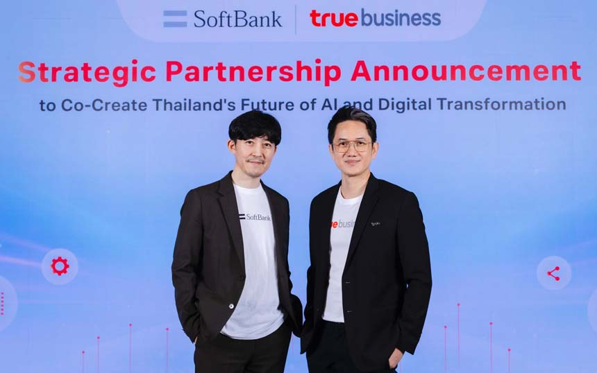 （左から）ソフトバンク 法人統括 グローバル事業本部 本部長 工藤公正氏、True Corporation Plc Chief Business Officer Teeradet Dumrongbhalasitr氏