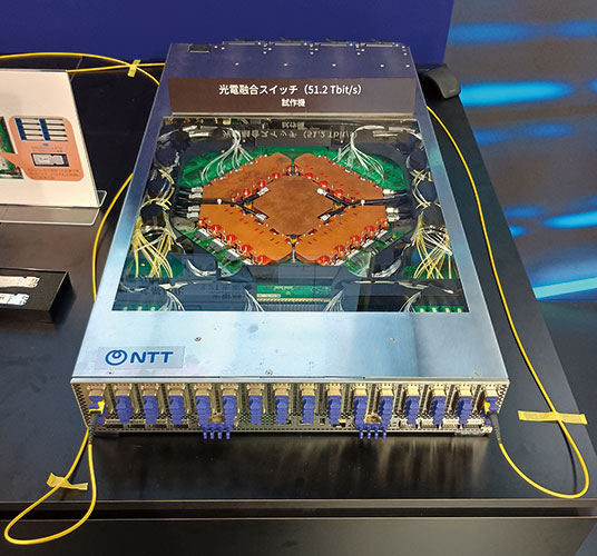 NTT R&Dフォーラムで展示された光電融合スイッチの試作機