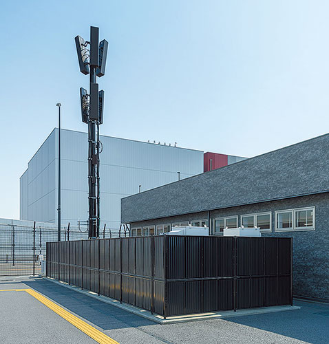 大阪・関西万博に設置・運用した屋外基地局。通信サービス提供のほか、会場内の完全キャッシュレス化も支えた