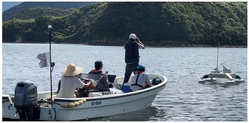 自律型水上ロボットによる調査の様子