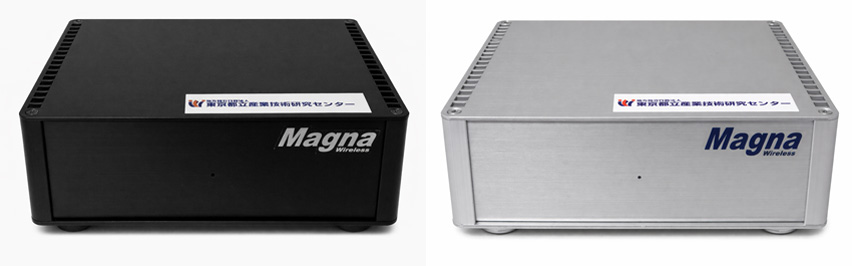 TSN対応ローカル5G装置「AU-700W」の筐体外観。左が黒色筐体の基地局装置「AU-700W-gNB」、右がシルバーのアルミ筐体の端末装置「AU-700W-UE」。いずれも前面に「Magna Wireless」のロゴがあり、上面に東京都立産業技術研究センターのラベルが貼付されている。