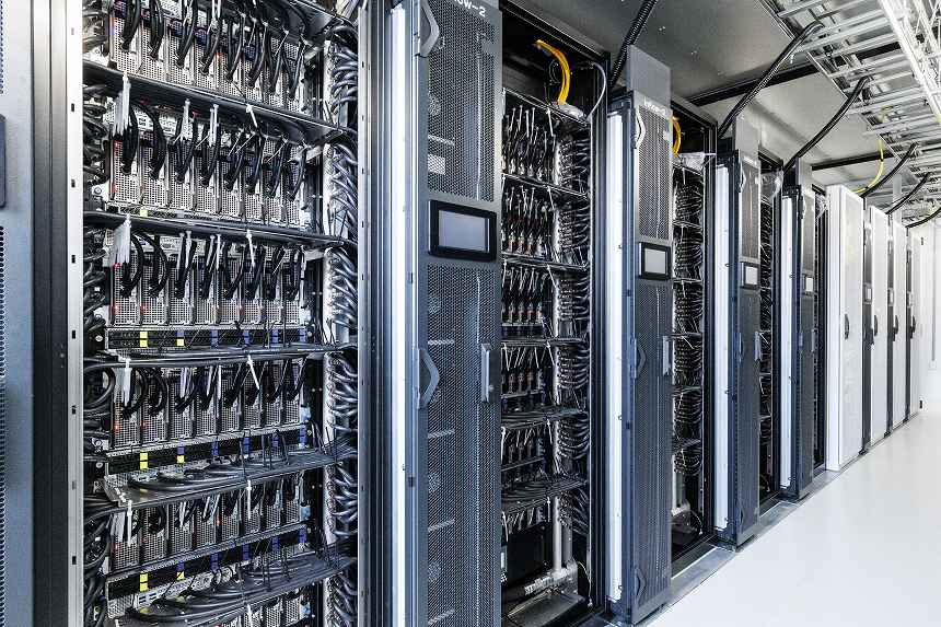 コンテナデータセンター内のサーバーラック(IIJ提供)