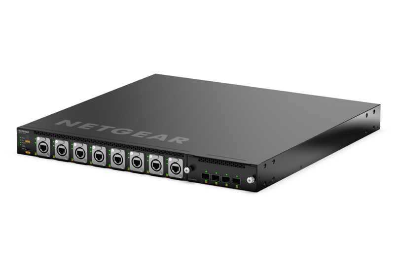 ネットギアのAV over IP向けスイッチ「M4350-16M4V」の筐体。前面にロック機構付きのイーサコンポート8基と、複数のSFPポート、状態表示LEDなどを備える。筐体上面にはNETGEARのロゴが表示されている。