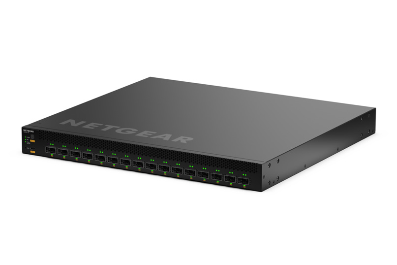 ネットギアのAV over IP向けスイッチ「M4350-16C」の筐体。前面に16基の100G QSFP28ポートと状態表示LEDを備え、筐体上面にはNETGEARのロゴが表示されている。