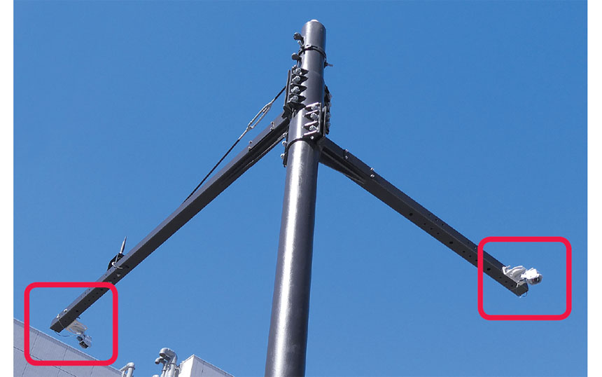 京セラ横浜事業所のテストフィールドに設置されたスマートポール。ポールに搭載されたセンサーが歩行者や自転車を検知し、車両に通知する