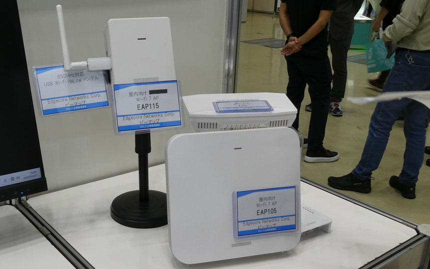 ビーマップが展示したEdgecore Networks製のWi-Fi 7/Wi-Fi HaLow対応機器。上段左側がWi-Fi HaLowの850MHz帯に対応した小型USBドングルを接続したWi-Fi 7アクセスポイント