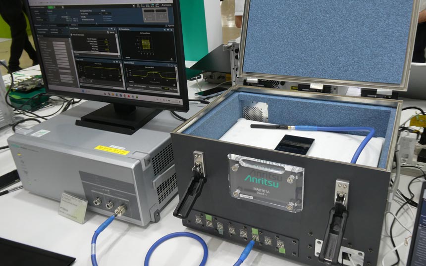 「ワイヤレスコネクティビティテストセット MT8862A」の展示。本体は左側の灰色の筐体。右側のボックスに測定対象の機器を入れて測定を行うデモが行われていた