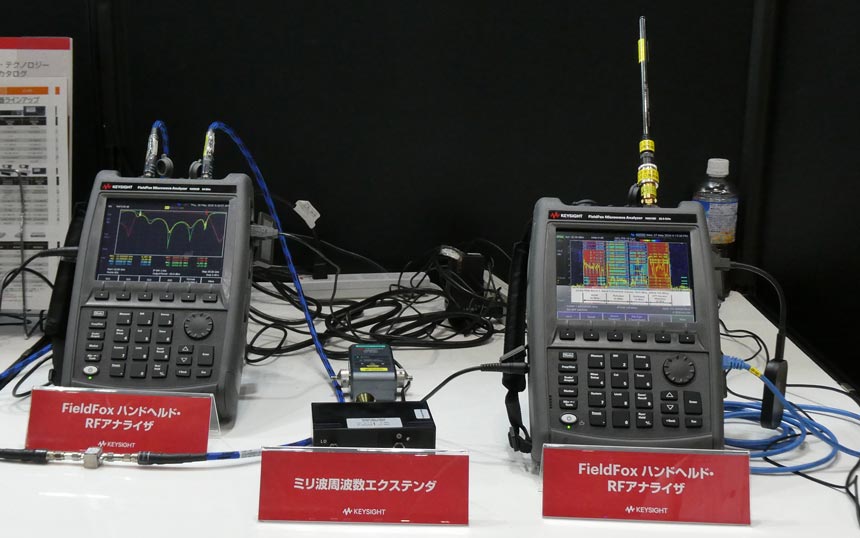 「FieldFox ハンドヘルドRFアナライザ Dモデル」の展示。中央がサブテラヘルツ帯の計測にも対応したエクステンダー