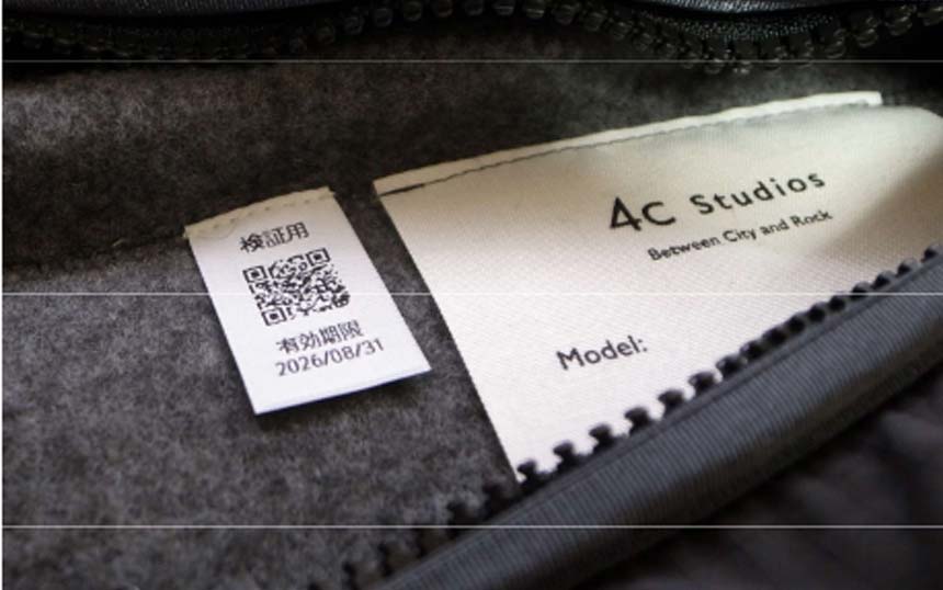 Open zipper bag showing a white label that reads '4C Studios Between Cry and Rock' with the word 'Model:' and a separate QR code tag nearby.