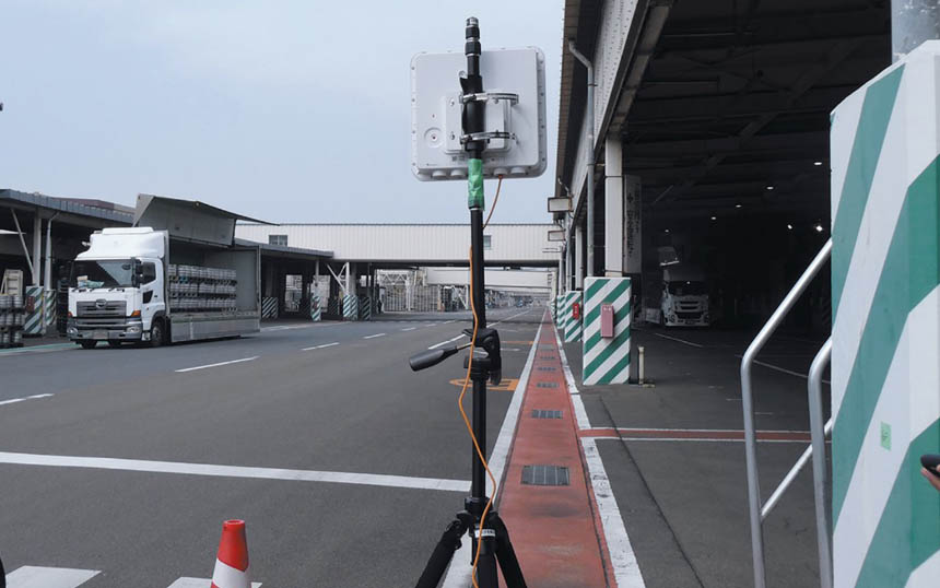 屋外実験の模様。写真手前は受信側端末で、奥に送信側APを設置