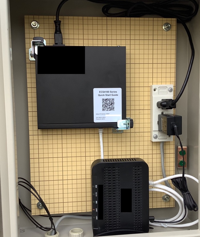共用部の設備盤にスイッチを設置した様子