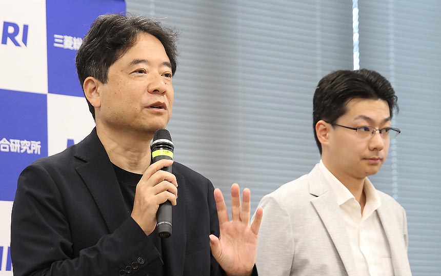 （左から）三菱総合研究所 フロンティア政策本部 フロンティア政策本部長 主席研究員 内田敦氏、同 フロンティア戦略グループ 主任研究員 間宮一誠氏