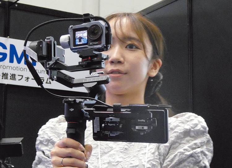 イベント後半には、5Gミリ波による4Kライブ配信を来場者も体感。推し活領域に特化したリサーチ&コンサルティング事業を通して日本のオタク・推し活文化を世界に発信するOshicoco CPO/広報室長の岡田京依氏も参加した
