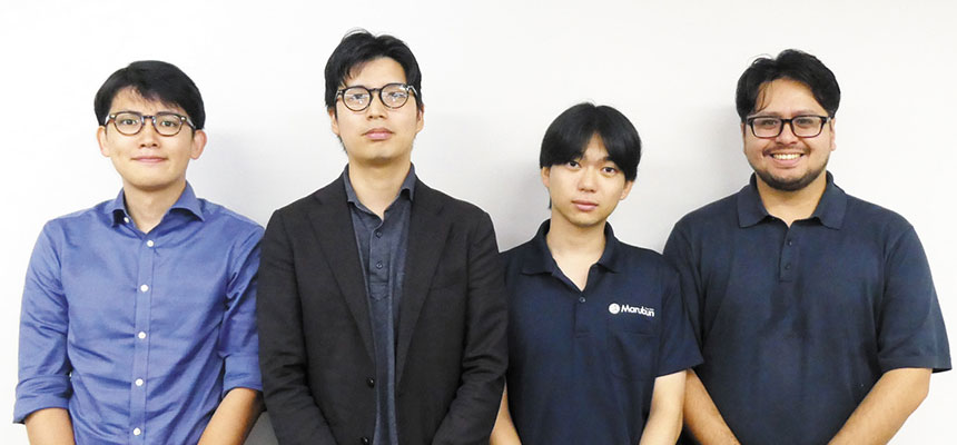 （右から）丸文 アントレプレナ事業本部 イーリスカンパニー 測位タイミング課 主任 尾形ケネス氏、同課 シニアアソシエイト 横塚慎太郎氏、同課 シニアアソシエイト 川浪大明氏、同課 アソシエイト 法貴隆太朗氏
