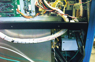 溶接機の試作機の内部。右下に見える白い箱が通信アダプタの「CAROC」