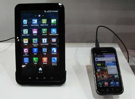 7インチディスプレイ搭載のタブレット端末「GALAXY Tab」（左）と重量118gのスマートフォン「GALAXY S」