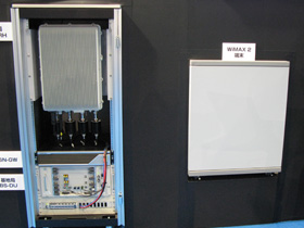 デモに使われている試作WiMAX端末と基地局装置