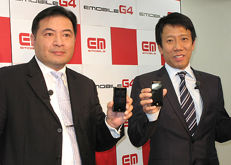 HTC Nippon社長のデビッド・コウ氏（左）とイー・モバイル社長のエリック・ガン氏