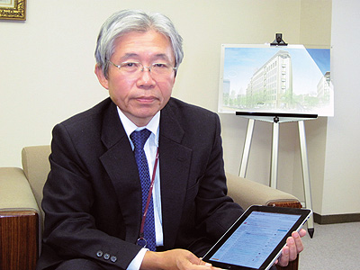 iPadを手にする会田雄一技術本部長