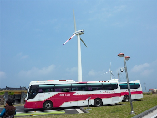 強風で有名な済州島（チェジュ島）には多くの風力発電機が設置されている