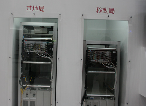 LTE-Advancedの実験装置。左が基地局で、右が移動局（端末）