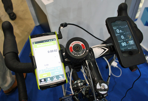 自転車に取り付けられたXperia arc（左）とiPhone。ANT+センサーが収集した心拍数や走行速度などの情報がスマートフォン経由でクラウドに送信される