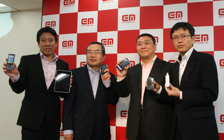 （左から）イー・アクセス代表取締役社長のエリック・ガン氏、同代表取締役会長の千本倖生氏、Huawei Device CEOのワン・ビャオ氏、ファーウェイ・ジャパン端末本部 端末営業統括部長のチン・ヨウ氏