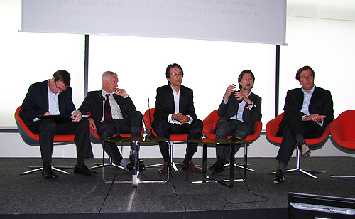 （左から）NAVTEQのRyan氏、Pionner Europeのニューメディアプランニング担当プロダクトマネージャ、Geert Verhoeven氏、NAVXのCherbonnier氏、AUPEO!のWeiss氏、Bouygues TelecomのKaiser氏
