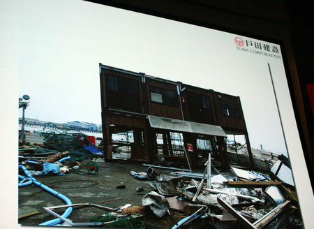 津波に遭った石巻市の事務所。もともとあった場所とはだいぶ離れたところで、建物は発見されたという