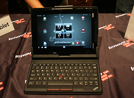 オプションのキーボードを装着した状態のThinkPad Tablet。キーボードにはThinkPadの象徴の1つであるトラックパッドも付いている（ただし光学式）