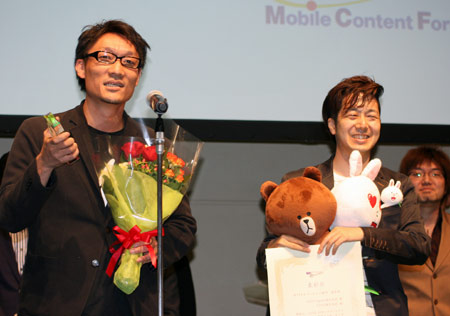 LINEで表彰されたNHN Japanの加藤雅樹氏（左）とLINEの大塚純氏（右）