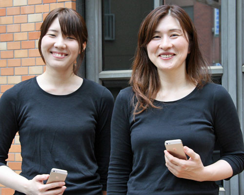 ZABOUの樋口珠恵さん（左）と橋田小織さん。「もう手放せない」というiPhoneを手に