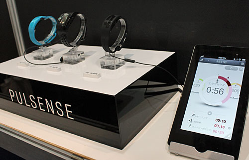 PULSENSE（左）とスマートデバイス用連携アプリの画面