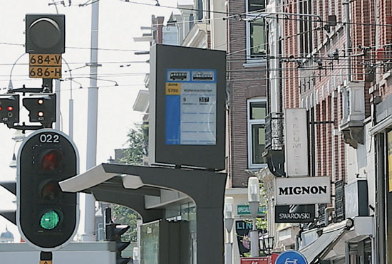 オランダでボーダフォンが展開するスモールセル内蔵のバス停広告ボード