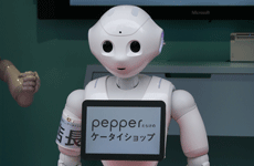 ロボットだけで接客する「Pepperだらけの携帯ショップ」が期間限定でオープン