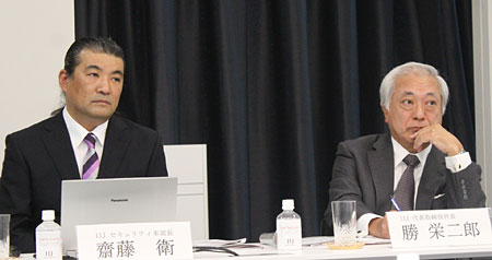 IIJ 代表取締役社長の勝栄二郎氏（右）とセキュリティ本部長の齋藤衛氏