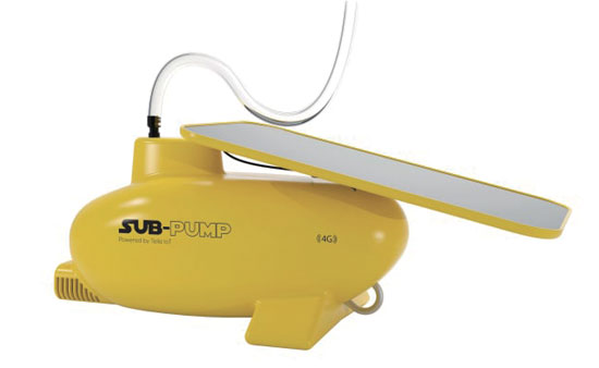 IoT排水ポンプ「SUB-Pump」。ボート内に水がたまると自動的に透明の管から排水してくれる