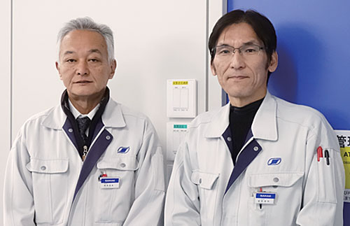 （左から）サカエ 医用・科学機器事業部 事業部長兼東平井工場工場長の浅見茂夫氏とヒーター機器事業部の猪野美和氏