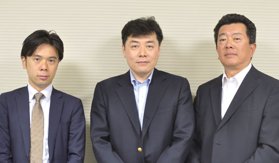 （左から）NEC 未来都市づくり推進本部マネージャーの山中淳史氏と村田仁氏、グローバル事業開発本部 部長の冨依豊氏