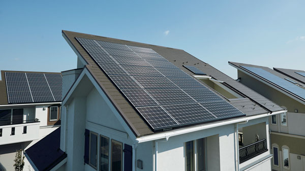 戸建住宅の屋根には太陽光パネルが設置されている
