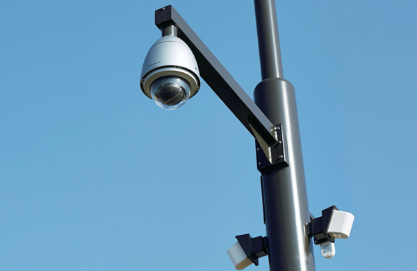 街路には見守りカメラが設置されている