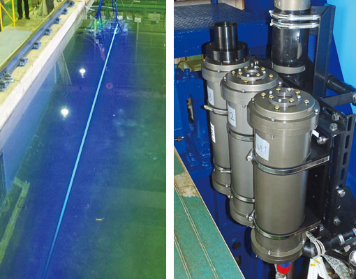 青色通信光を使った水槽内実験の様子（左）。右は、海中での実験に使われた水中光無線通信装置（提供：JAMSTEC）